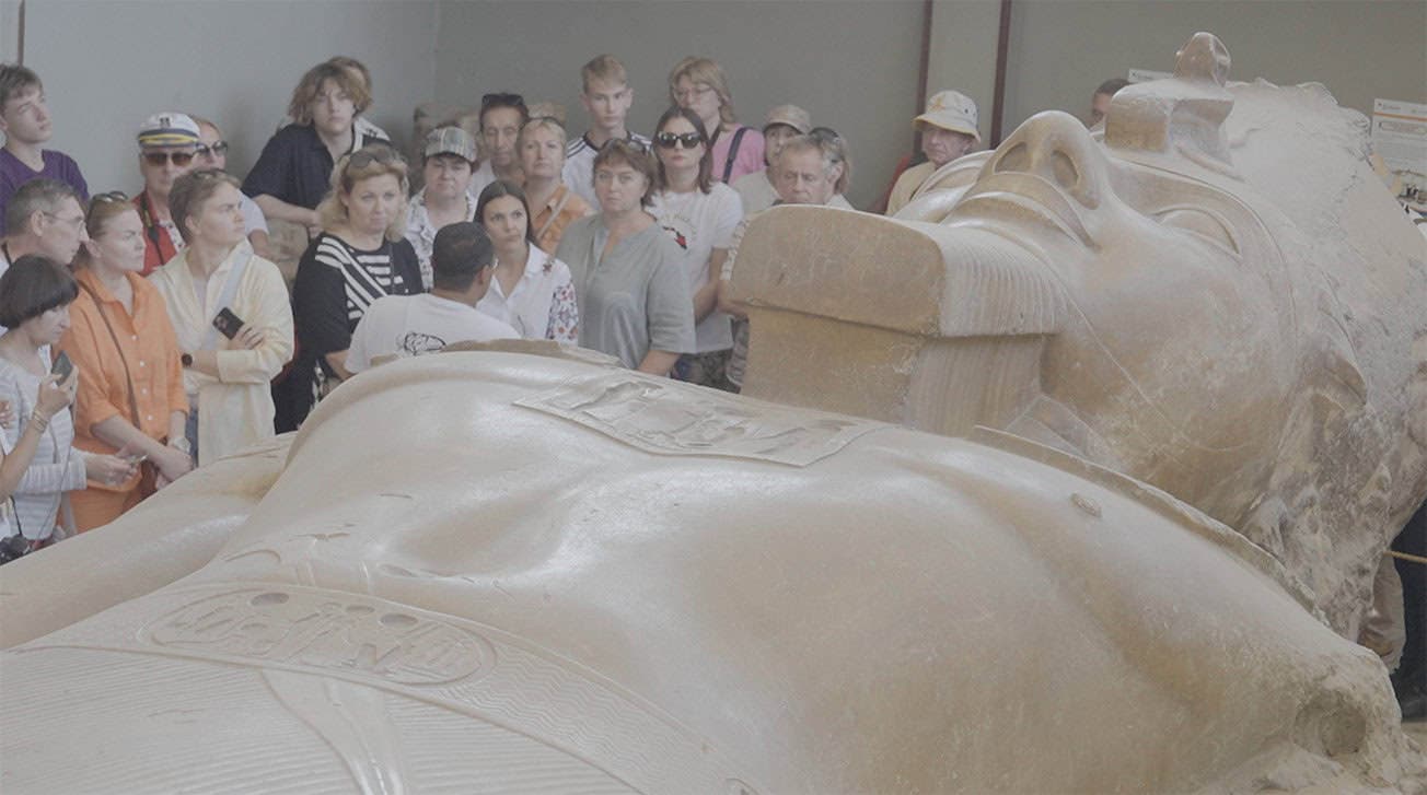 Particolare del Colosso di Ramses II al Museo di Memphis, statua in pietra alta 13 metri