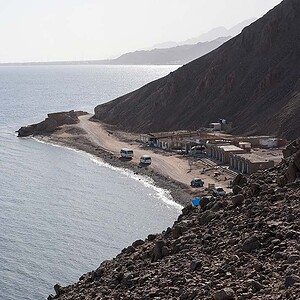 vista panoramica del blue hole con il mar rosso che lambisce le coste