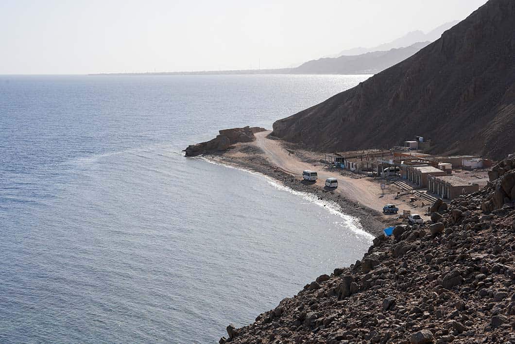 vista panoramica del blue hole con il mar rosso che lambisce le coste