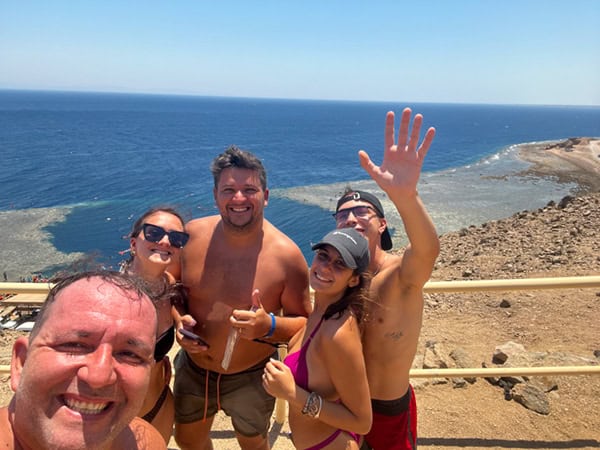 grupp in costume saluta durante una Fermata al punto panoramico di Dahab