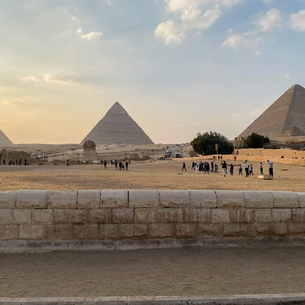 3 piramidi di giza con la sfinge al tramonto