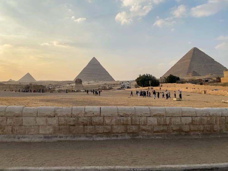 3 piramidi di giza con la sfinge al tramonto