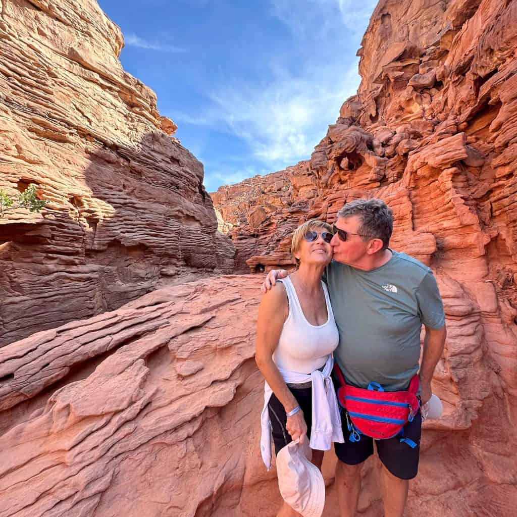coppia si bacia durante l' escursione al canyon rosso in egitto