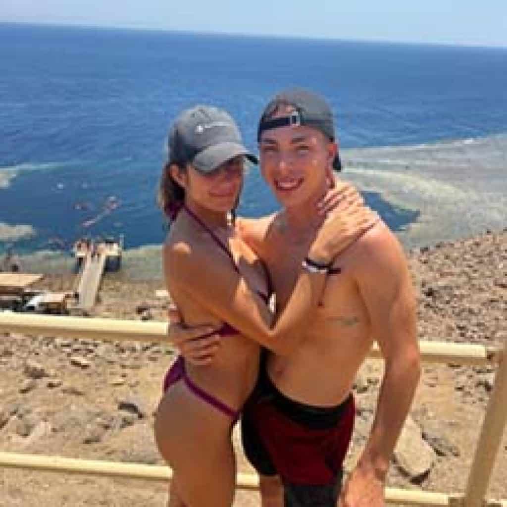 giovani italiani in costume si abbracciano davanti ras mohammed