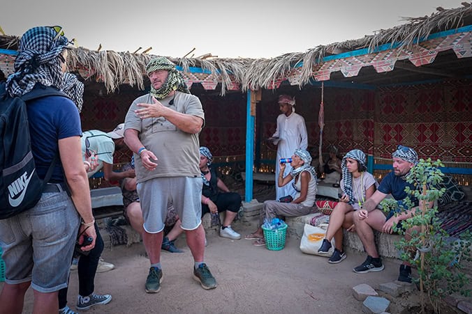 persone parlano e si rilassano alla tenda beduina durante l' escursione in motorata a sharm el sheikh