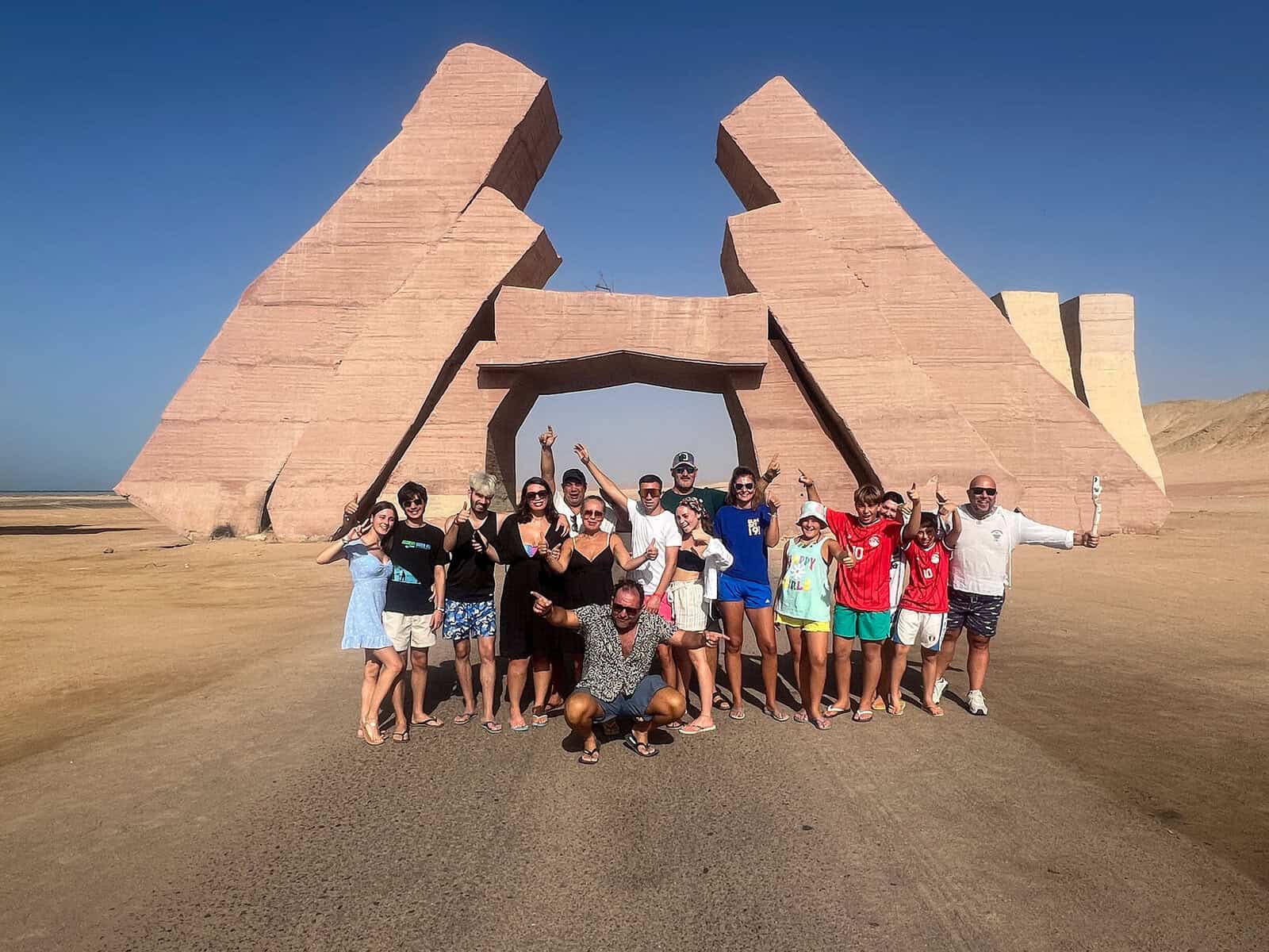 gruppo in foto ricordo davanti la porta di Alla* in gita a ras mohamed