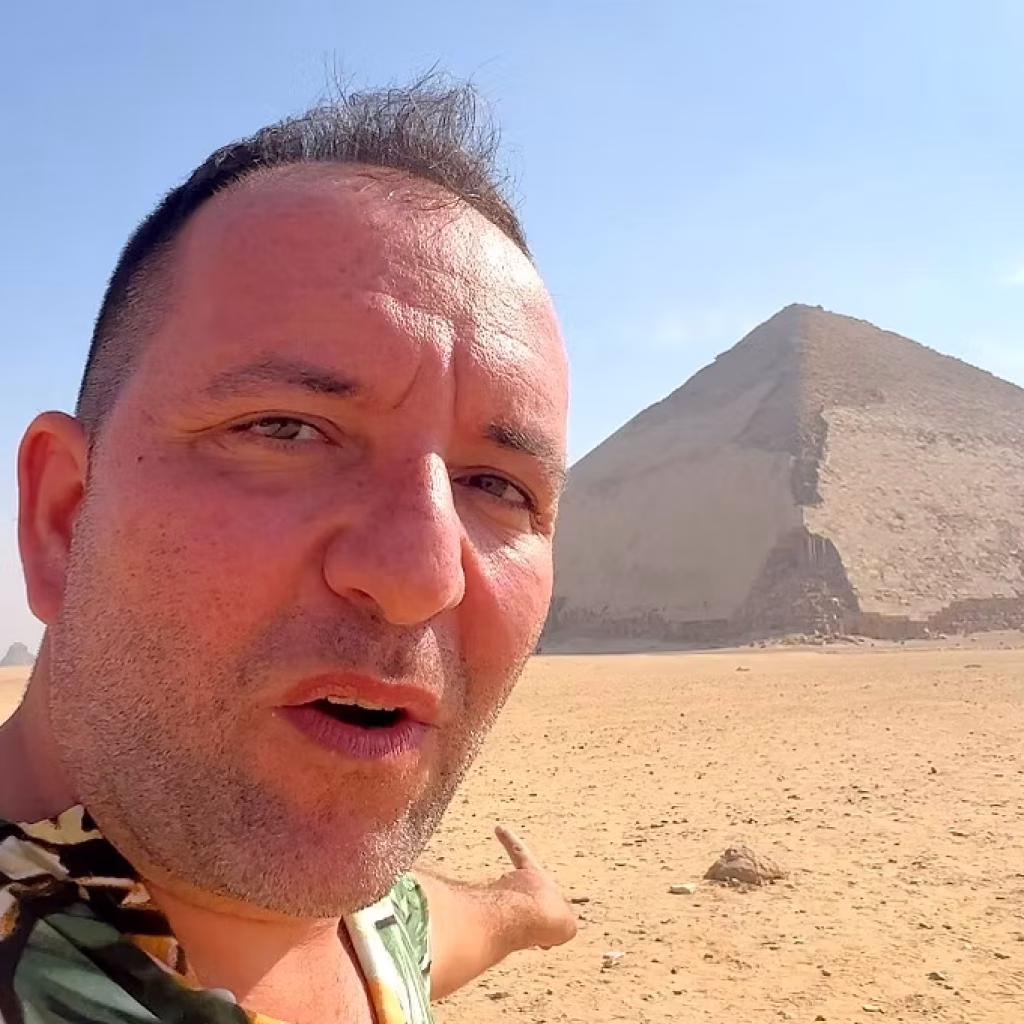 selfie davanti la piramide romboidale a dashur in egitto