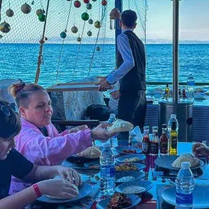 famiglia mangia la ristorante sul mare di dahab