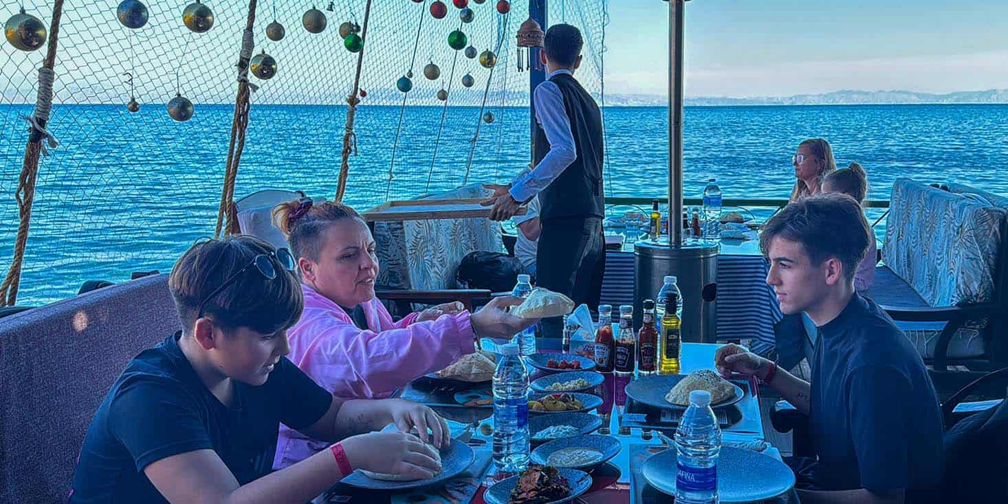 famiglia mangia la ristorante sul mare di dahab