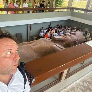 io mi faccio un selfie davanti il Colosso di Ramses II al Museo di Memphis, statua in pietra alta 13 metri vista dall' alto