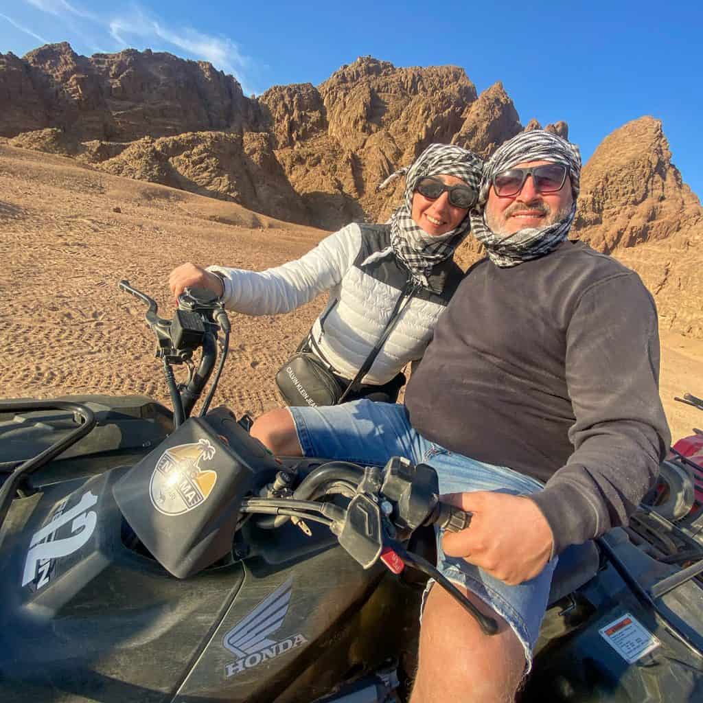 2 giovani in quad durante la motorata nel deserto