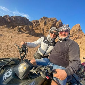 2 giovani in quad durante la motorata nel deserto