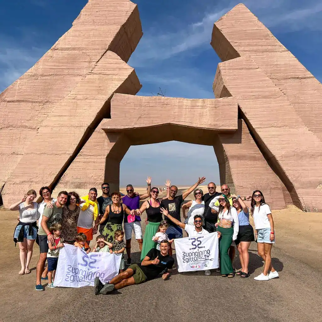 Gruppo con guida Buongiorno Egitto durante la fermata alla Porta di Allah, nell' escursione a Ras Mohammed via terra