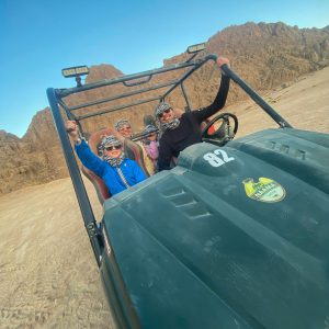 famiglia seduta nel buggy family a 4 posti del deserto