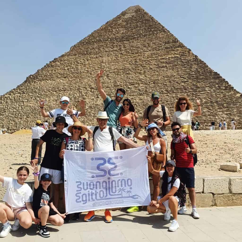 gruppo davanti la piramide di cheope in escursione al cairo