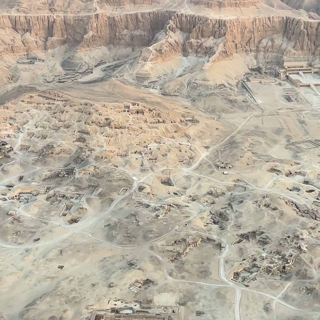vista dall' alto della valle dei re a luxor