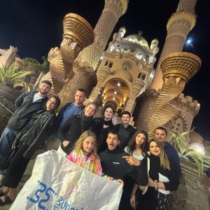 gruppo di italiani sorride davanti la moschea di sharm vecchia di sera