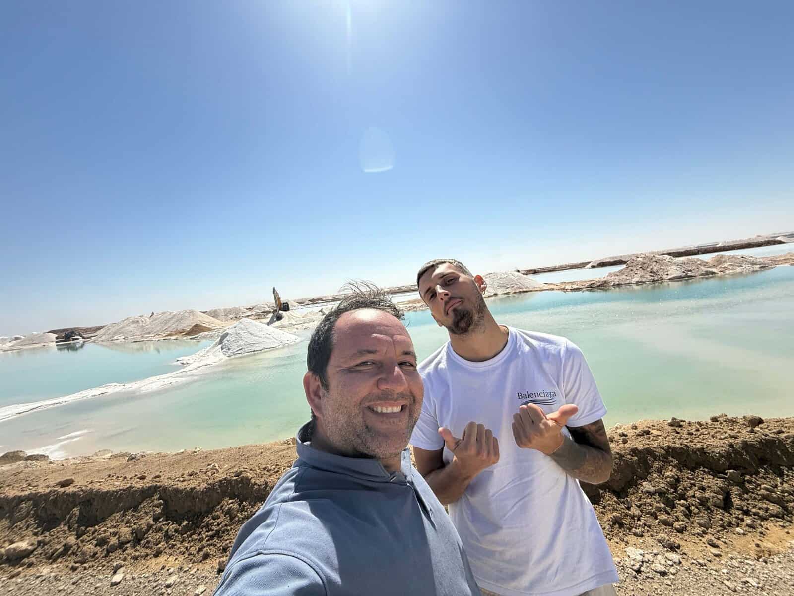 selfie davanti le saline di siwa