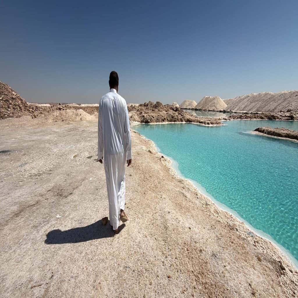 guida beduina passeggia lungo i laghi di siwa