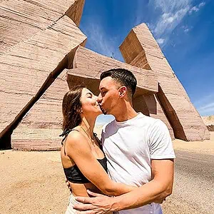 coppia si abbraccia e bacia davanti la porta di Alla* a ras mohammed