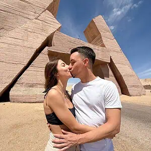 giovane coppia si abbraccia e bacia davanti la porta di Alla* a ras mohammed