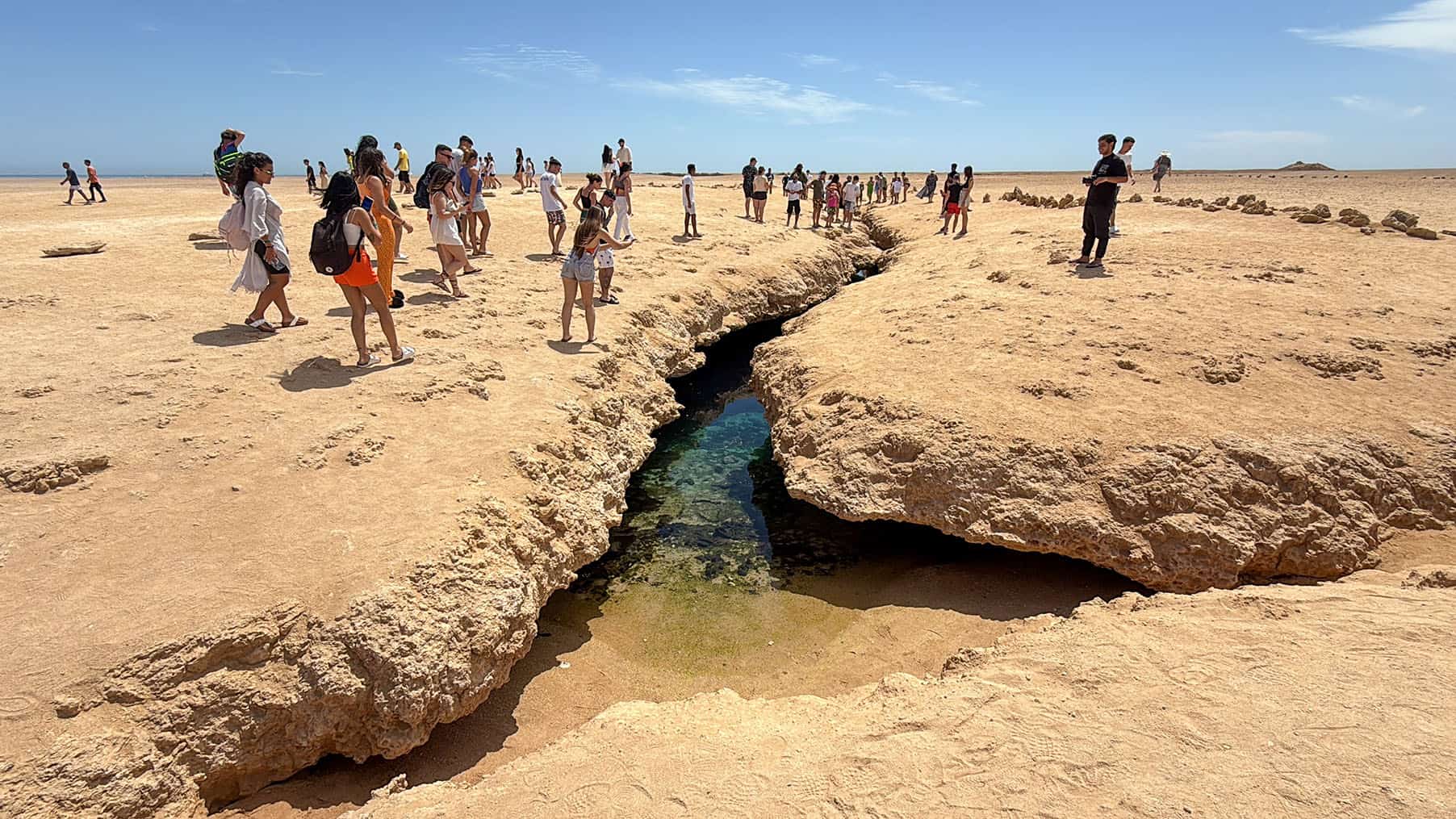 turisti visitano la spaccatura del deserto durante la gita a ras mohamed
