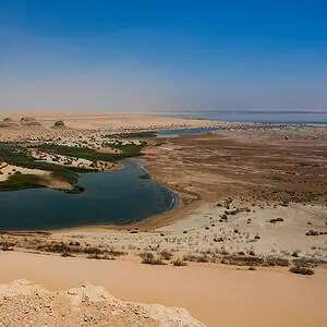 vista panoramica dall' alto del deserto con alcuni laghi creati dall' uomo