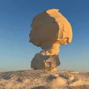 formazioni rocciose del deserto bianco al tramonto con suggestivi colori