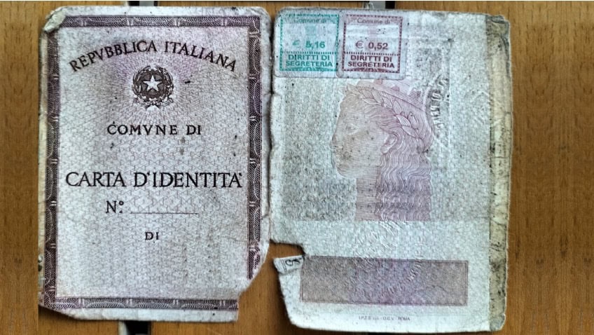 Carta d' identita' cartacea strappata nei bordi