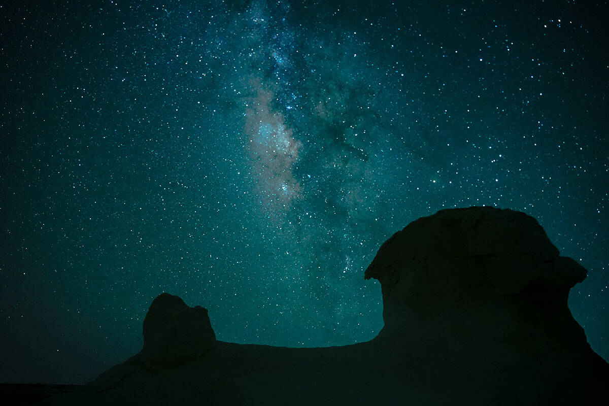 osservazione delle stelle di notte nel deserto bianco con la via lattea al centro