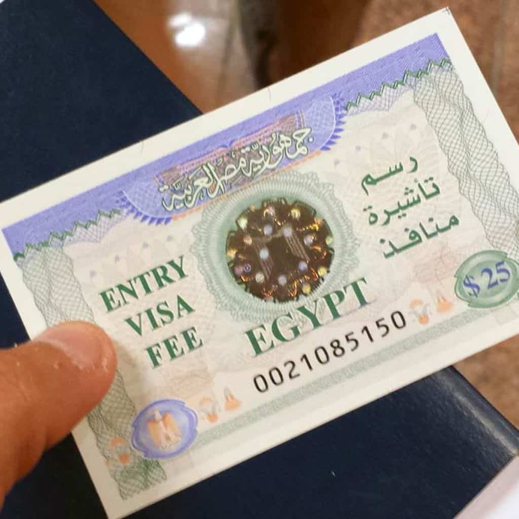 il visto adesivo da 25 dollari necessario per chi vuole visitare l' egitto