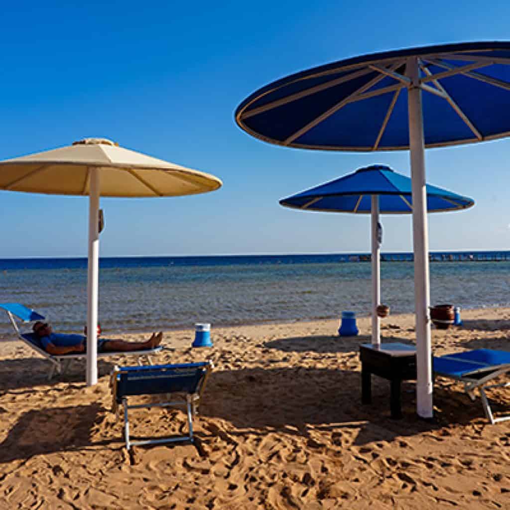 Spiaggia con ombrelloni e lettini