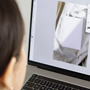 Una cliente studia condizioni e cancellazioni nel sito