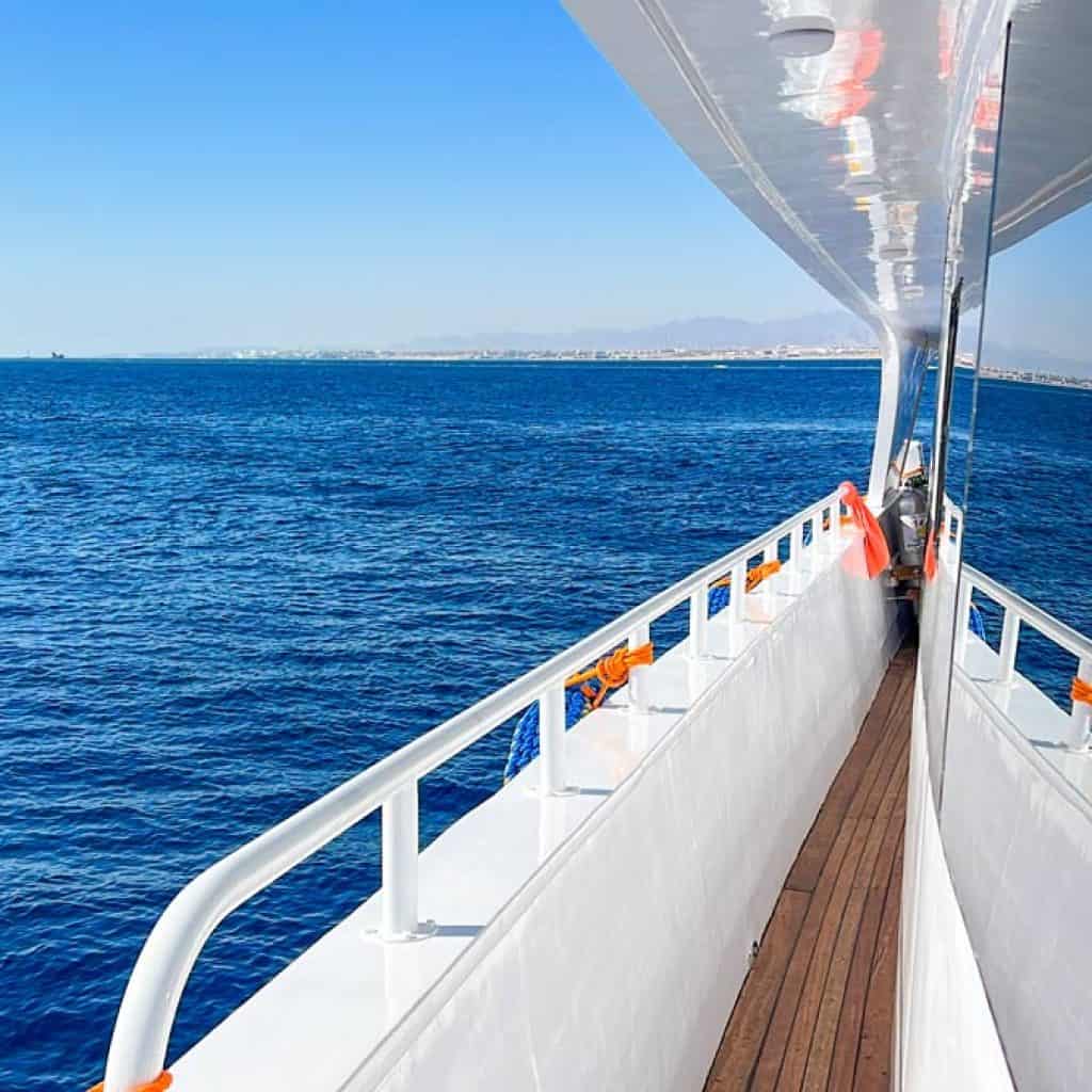 Vista del mare e sharm dalla barca durante escursione in barca a Ras Mohammed