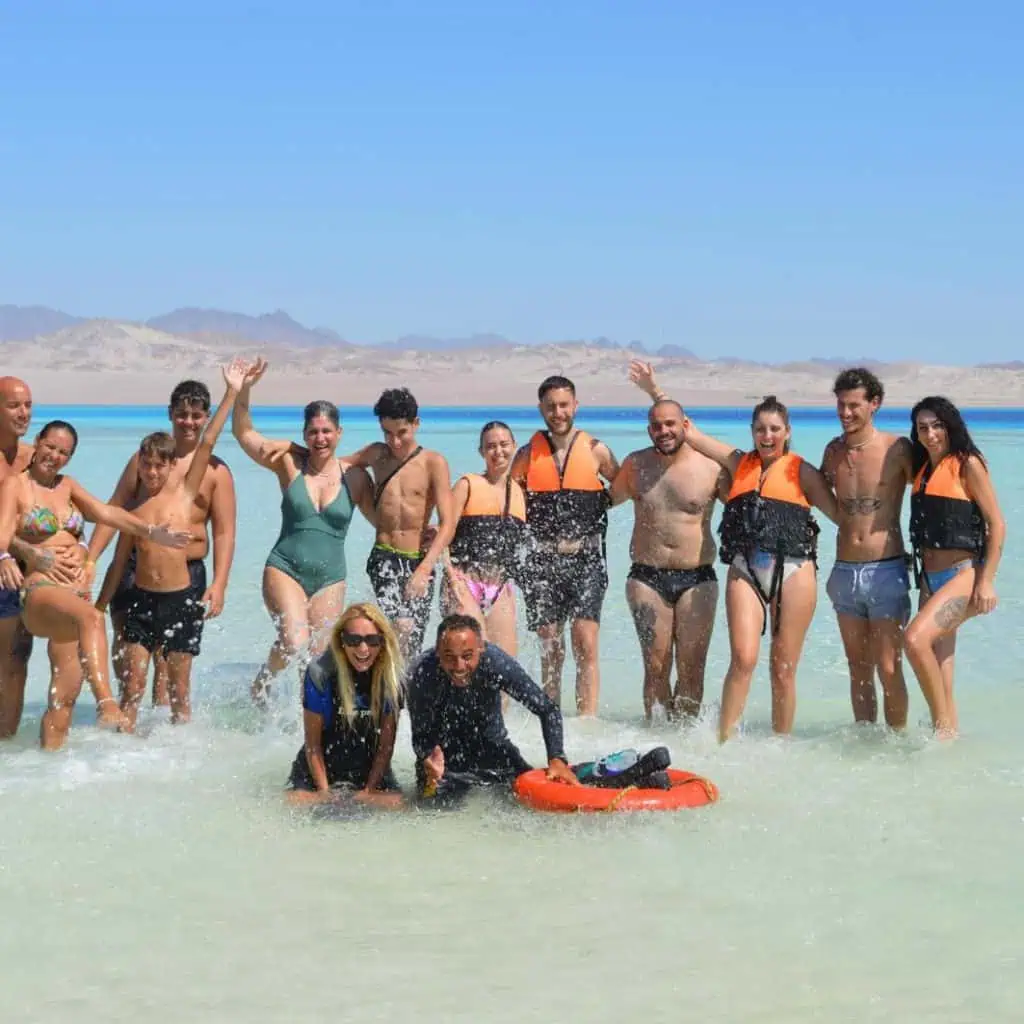 Guida italiana e guida snorkeling con clienti di Buongiorno Egitto all' Isola Bianca di Sharm nelle acque del parco nazionale di Ras Mohammed
