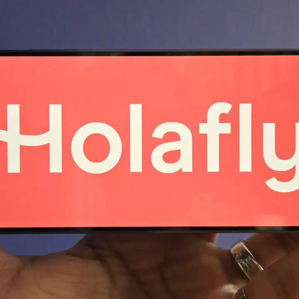 Cliente tiene in mano telefono con esim di holafly