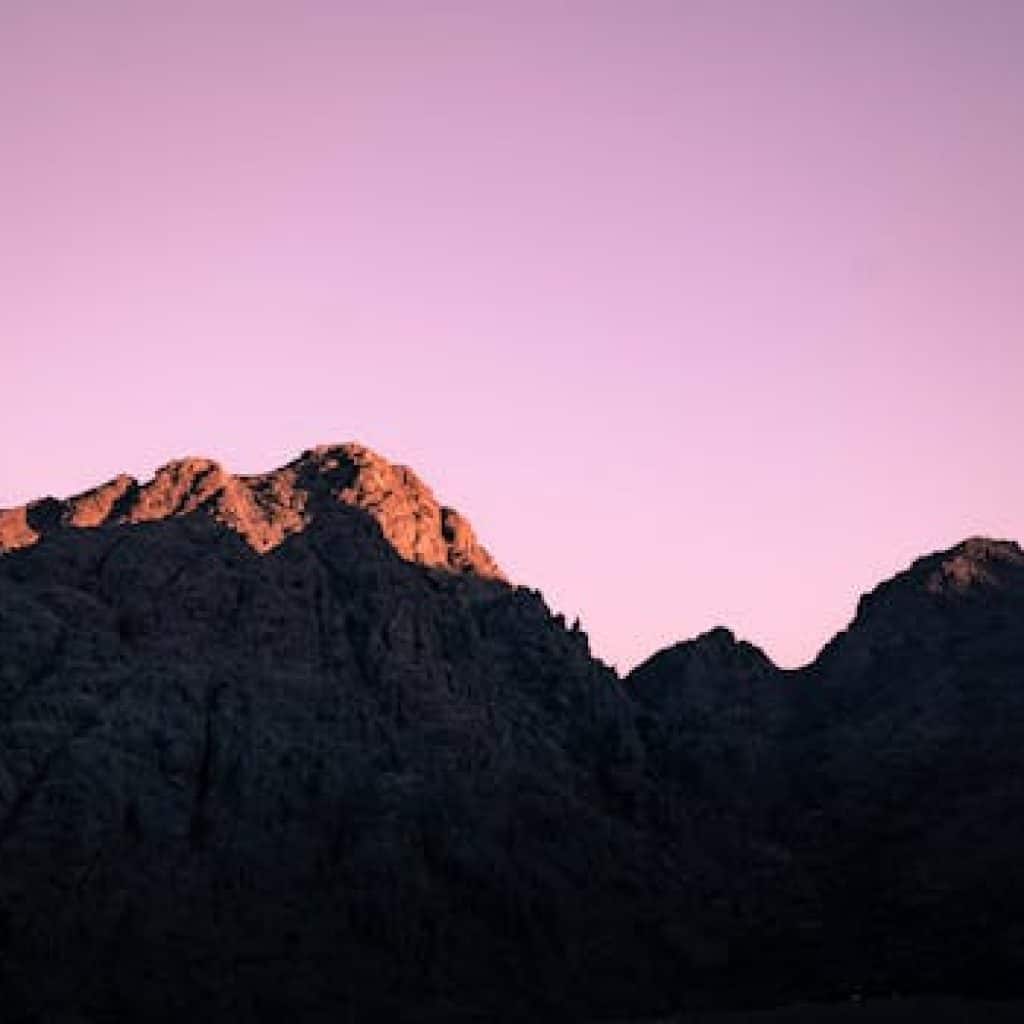 Vista mozzafiato del monte sinai con rilievi delle montagne all' alba