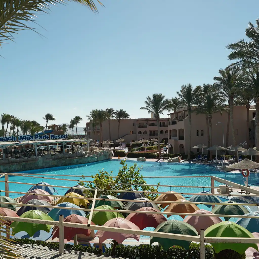 vista dall' alto di piscina e mare del seabeach aquapark