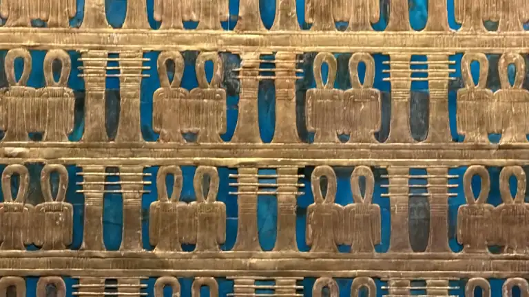 dettaglio incisioni turchese e oro gem