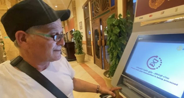 Uomo cambia soldi alla macchinetta in egitto